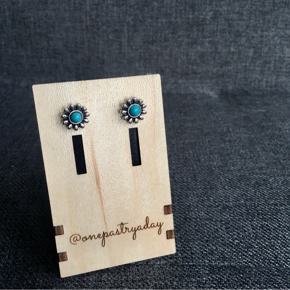 Jewelry - Turquoise and Antiqued Silver Flower Stud Earrings